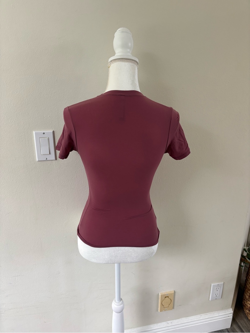 SKIMS Fits Everybody Short Sleeve T-Shirt Tee Top Small Beet Color Worn Once - Picture 2 of 10